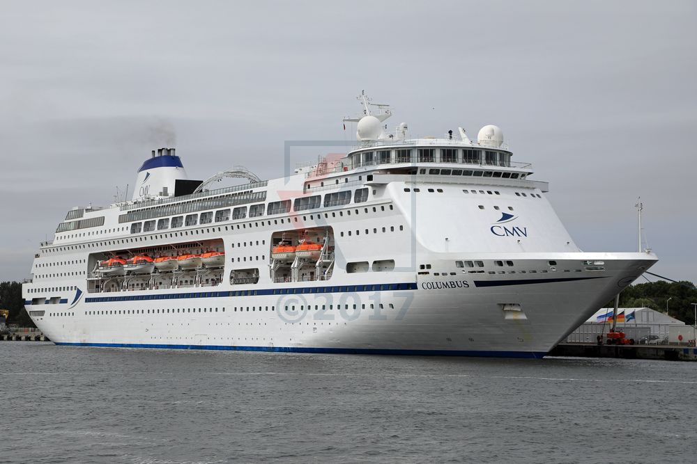 MS Columbus bei ihrem Erstanlauf in Warnemünde