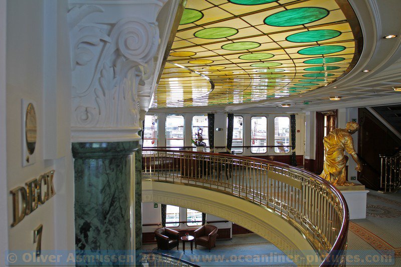 MS Deutschland Atrium