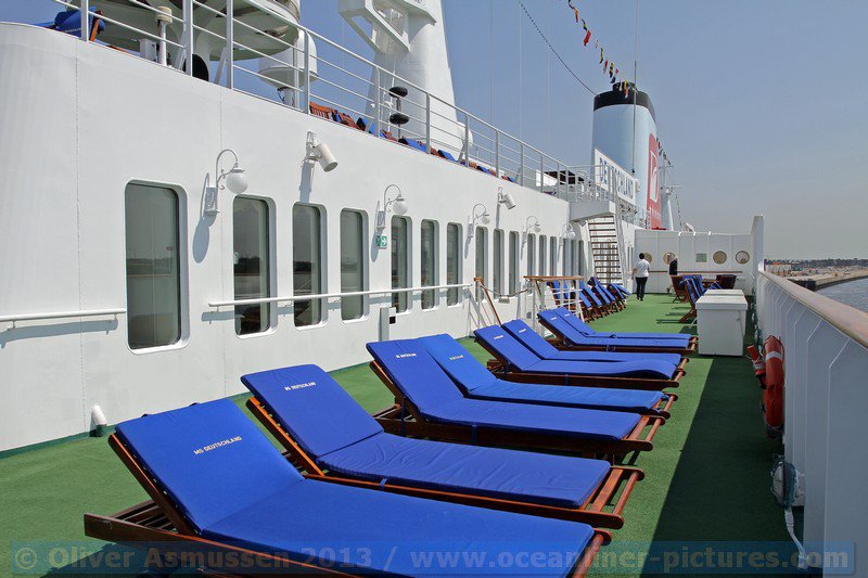 MS Deutschland Deckflaeche und Liegestuehle