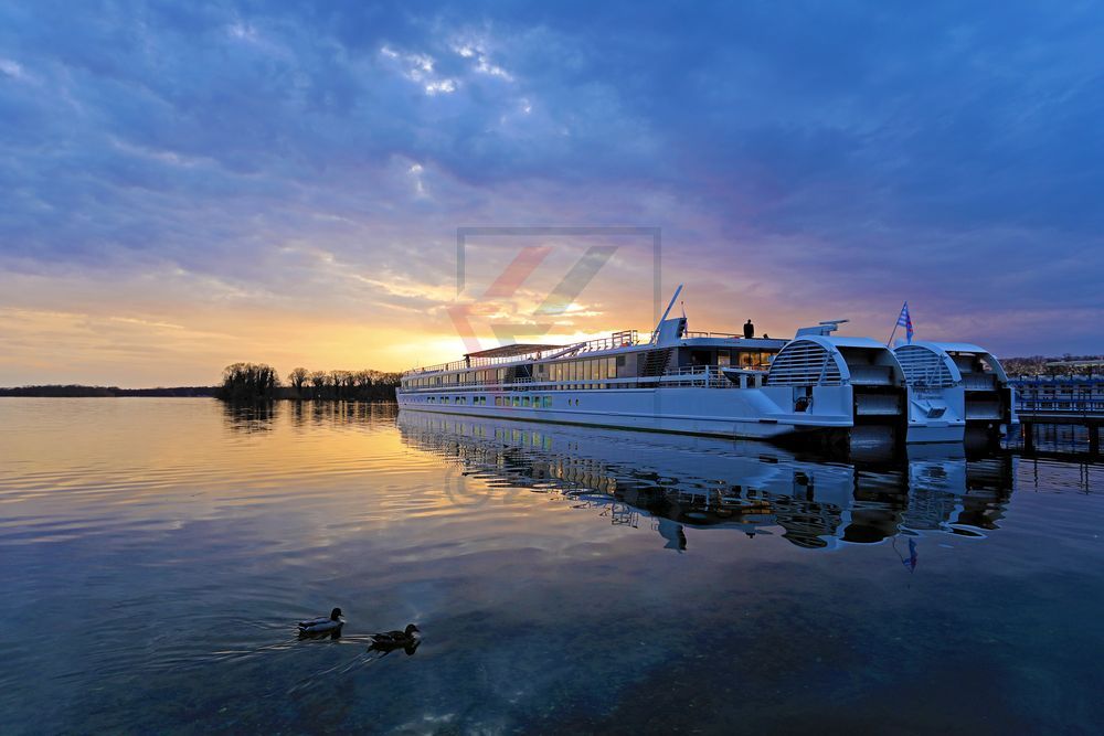 MS Elbe Princesse II im Sonnenuntergang in Berlin-Tegel
