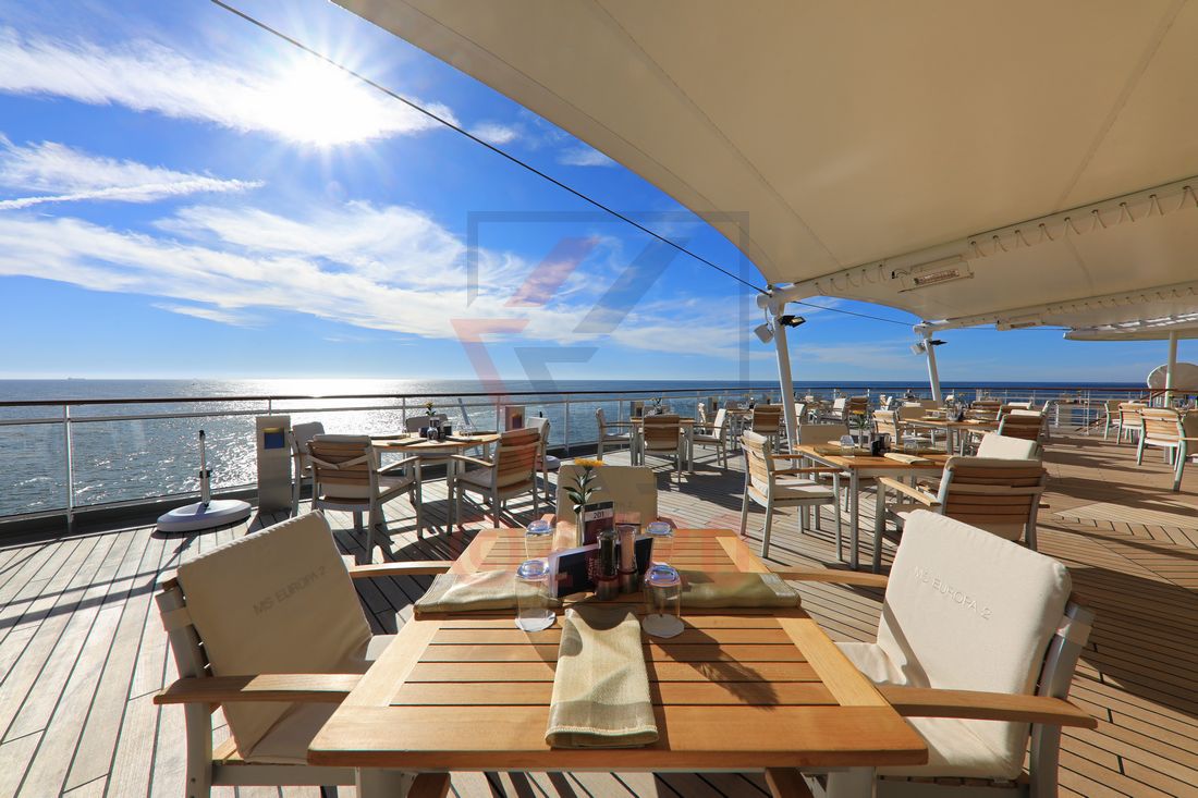 MS Europa 2 Aussenbereich Yacht Club mit Tischsets
