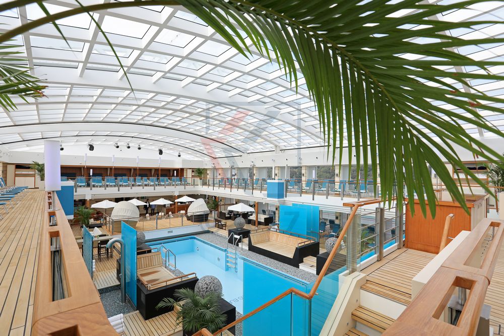 MS Europa 2 Pool und Sonnendeck