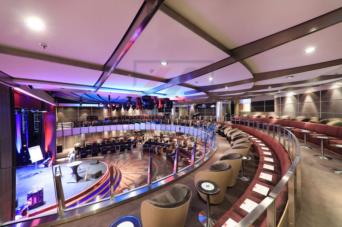 MS Europa 2 Theater mit gesperrten Sitzreihen