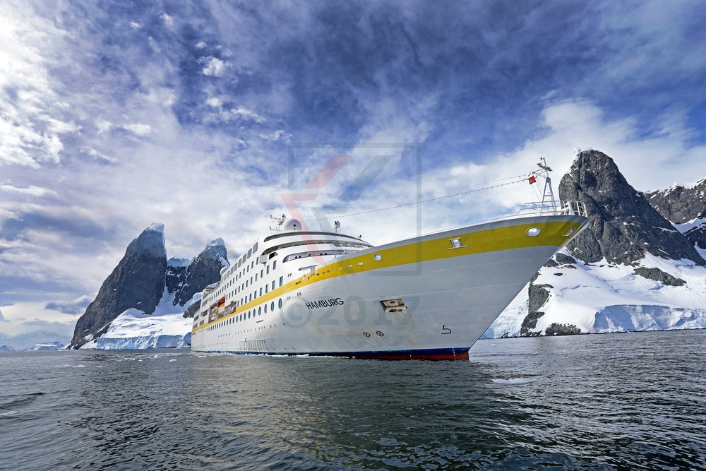 MS Hamburg am Kap Renard vor Una Peaks, Antarktis MS Hamburg am Kap Renard vor Una Peaks, Antarktis