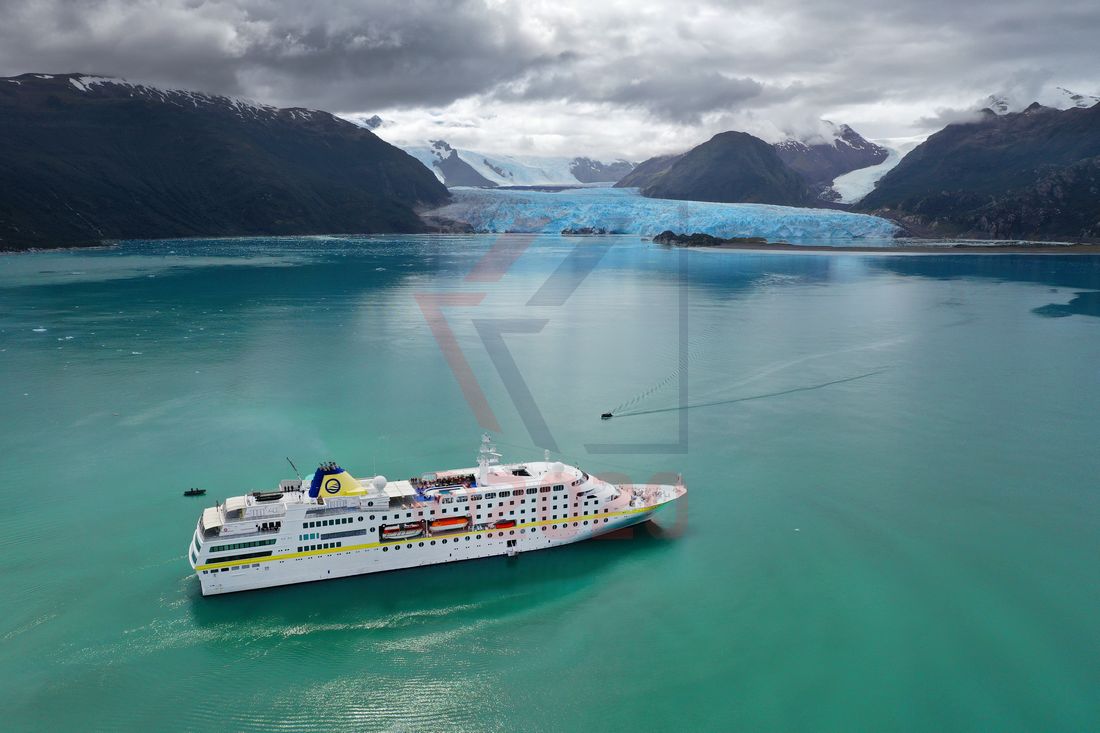 MS Hamburg am Ventisquero Skua Gletscher, Patagonien, Chile
