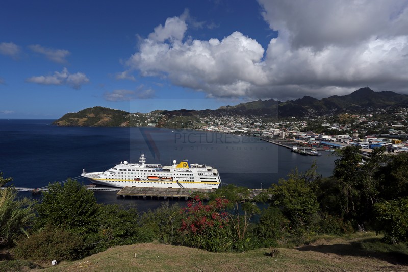 MS Hamburg an der Pier in Kingstown St. Vincent 25.01.2015