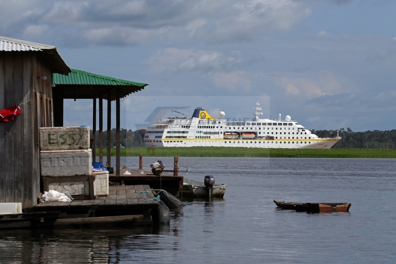 MS Hamburg auf dem Amazonas bei Anori am 12.01.2015