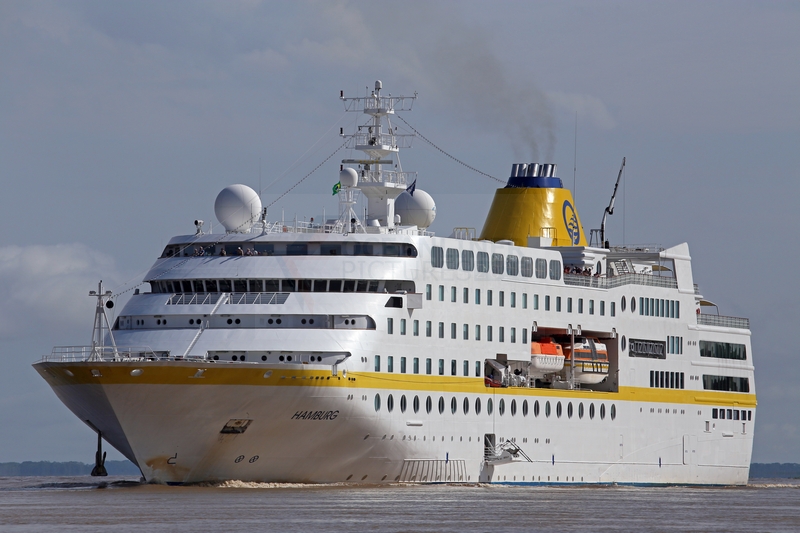 MS Hamburg auf Reede vor Lago Uara Amazonas Brasilien 11.01.2015