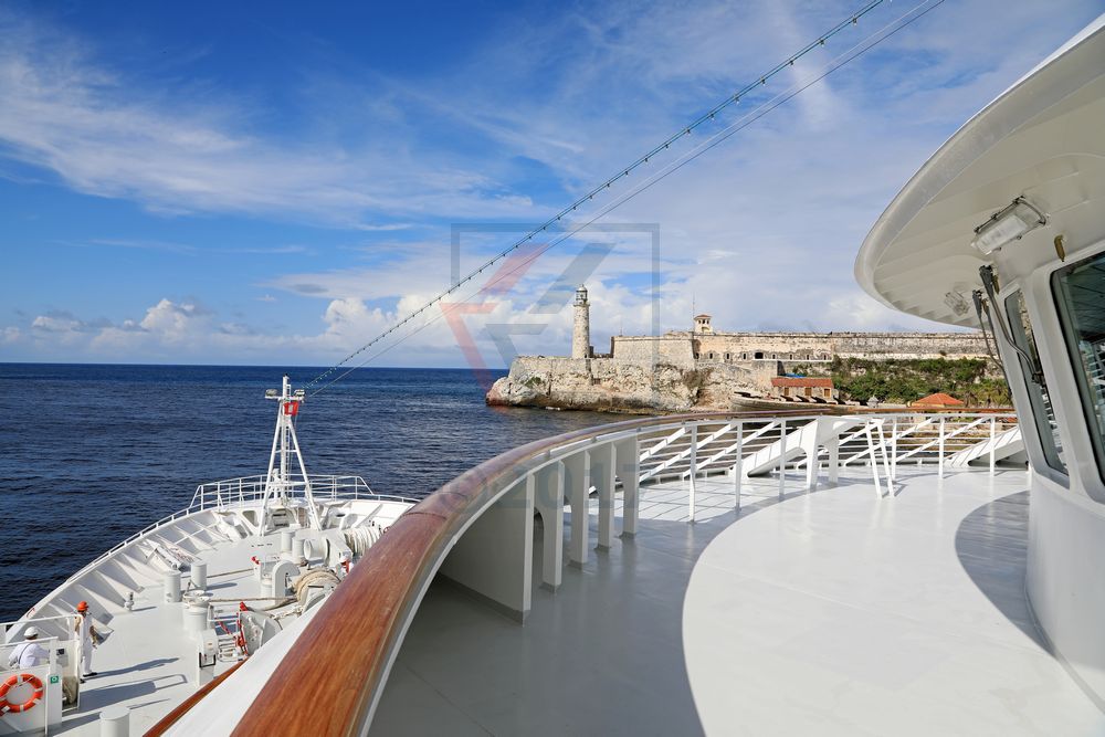MS Hamburg auslaufend Havanna mit Leuchtturm