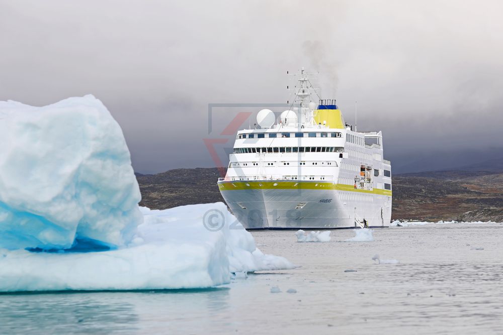 MS Hamburg bei Saqqaq in Grönland MS Hamburg bei Saqqaq in Grönland