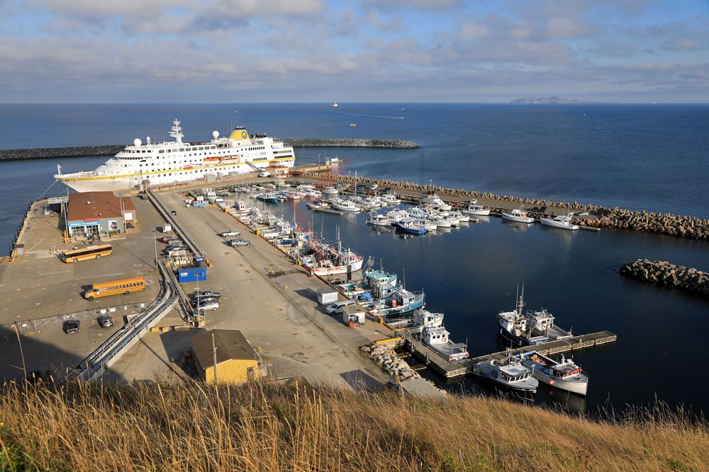 MS Hamburg im Hafen von Cap-aux-Meules, Iles de la Madeleine MS Hamburg im Hafen von Cap-aux-Meules, Iles de la Madeleine