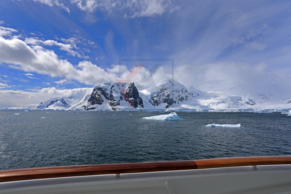 MS Hamburg in der Gerlache Strasse bei Paradise Bay, Antarktis