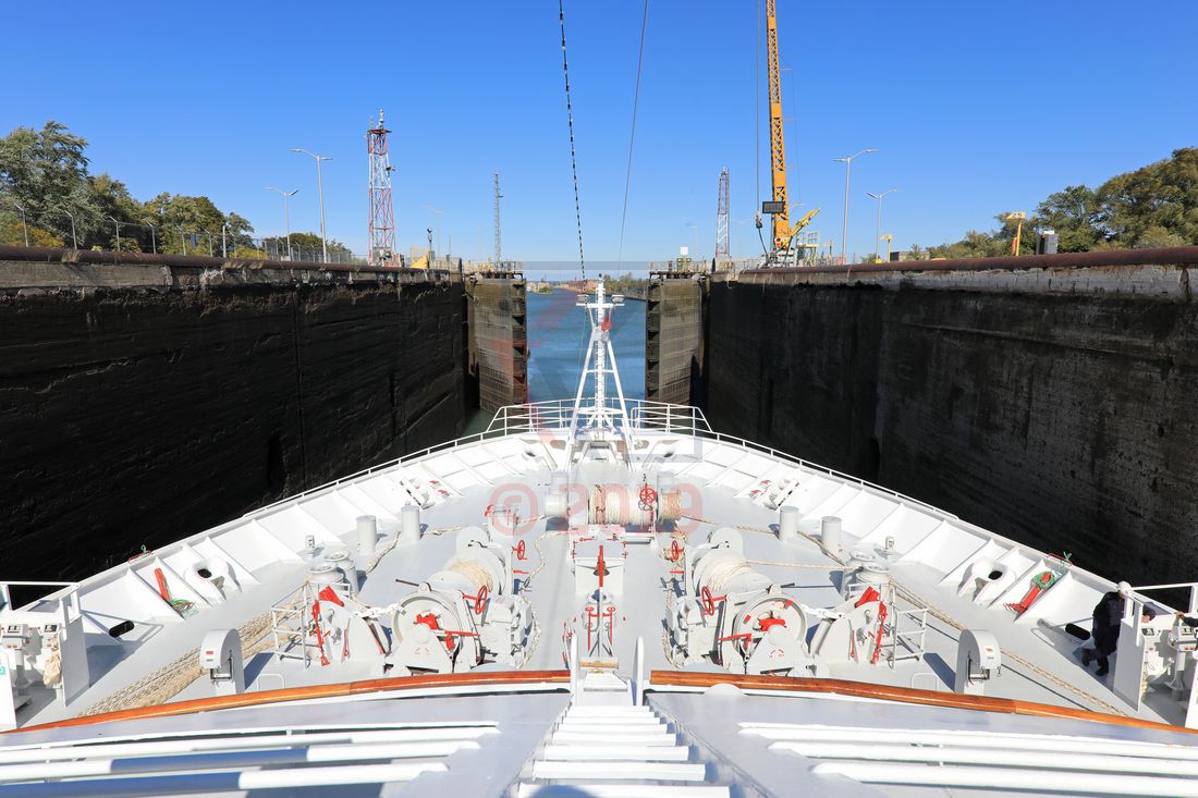 MS Hamburg in einer der Schleusen vom Wellandkanal MS Hamburg in einer der Schleusen vom Wellandkanal