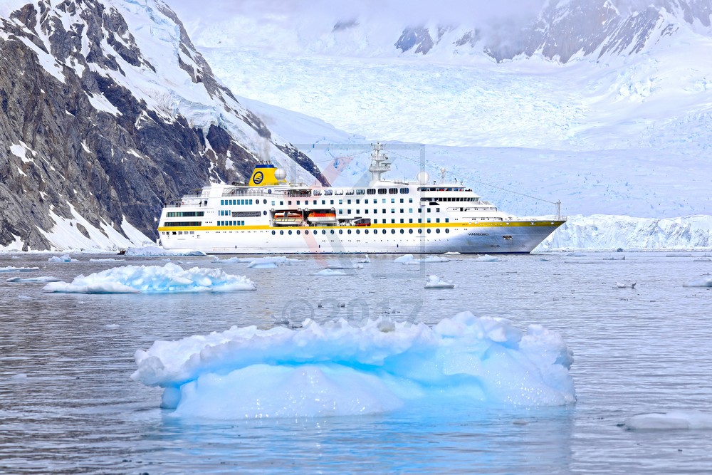 MS Hamburg in Neko Harbor vor einem Gletscher, Antarktis