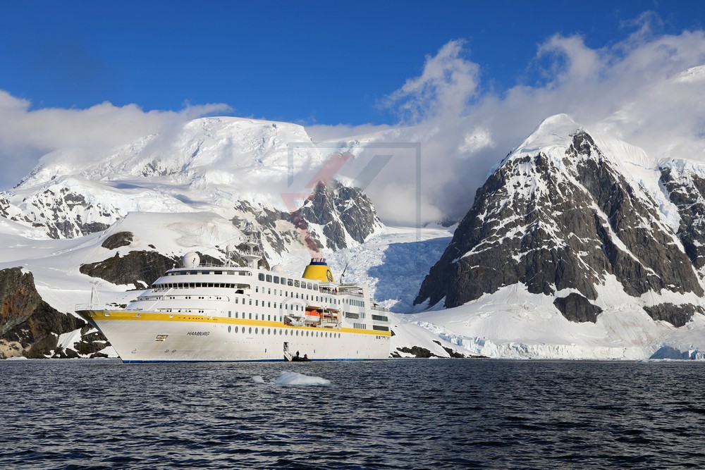 MS Hamburg in Paradise Harbor bei der Almirante Brown Base, Antarktis
