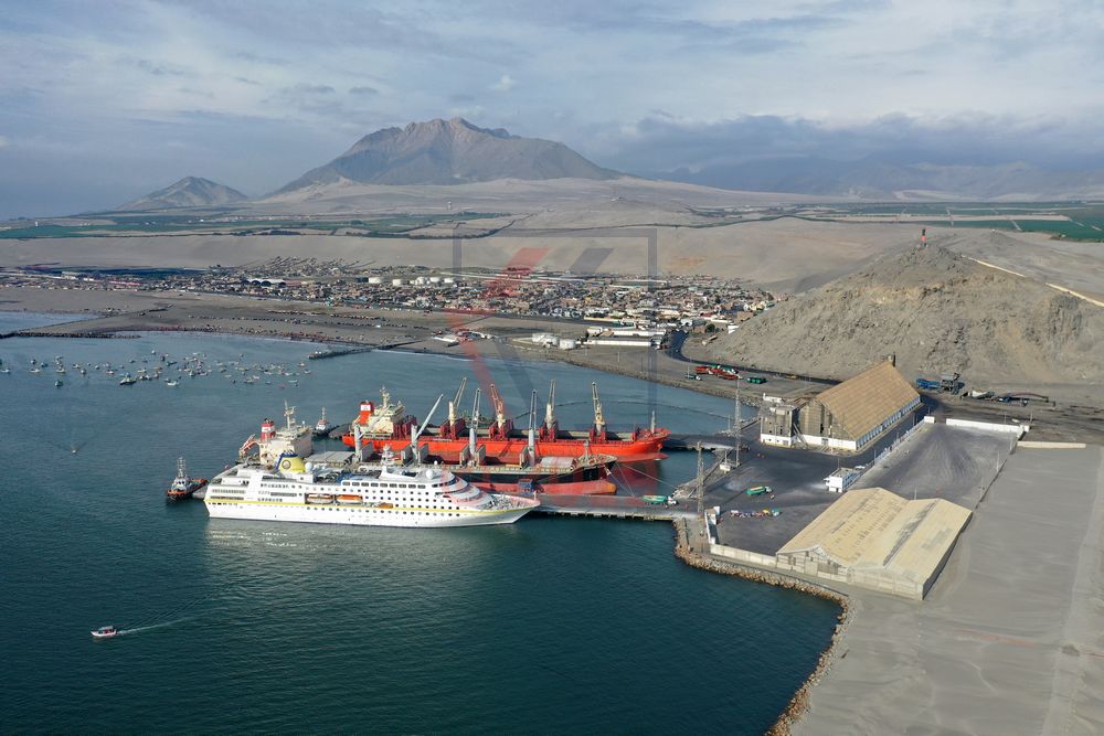 MS Hamburg in Salaverry, Peru