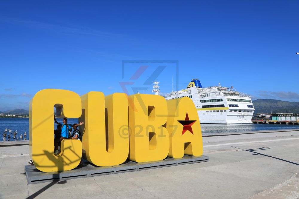 MS Hamburg in Santiago de Cuba