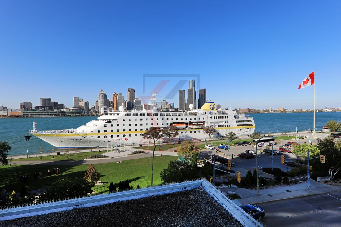 MS Hamburg in Windsor an Riverfront Festival Plaza MS Hamburg in Windsor an Riverfront Festival Plaza