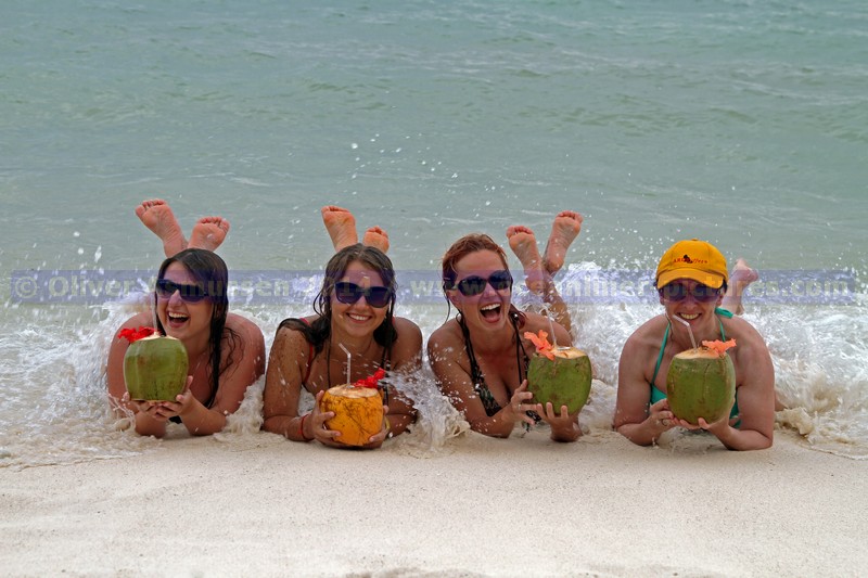 Plantours Kreuzfahrten Crew am Strand in La Digue Plantours Kreuzfahrten Crew am Strand in La Digue