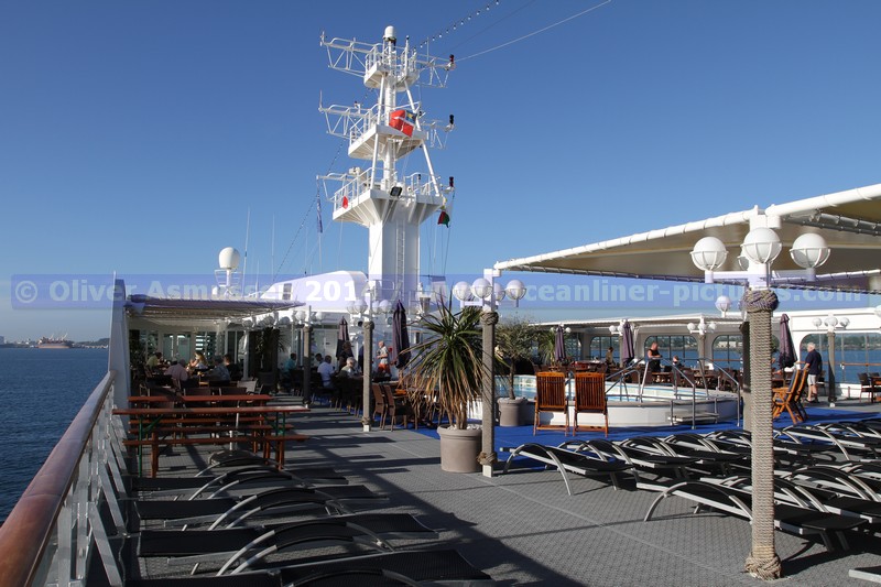 Poolbereich mit Liegen und Sitzgelegenheiten MS HAMBURG