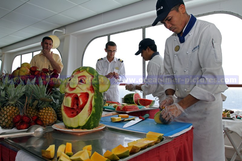 Vorbereitungen zum Obstbuffet MS HAMBURG