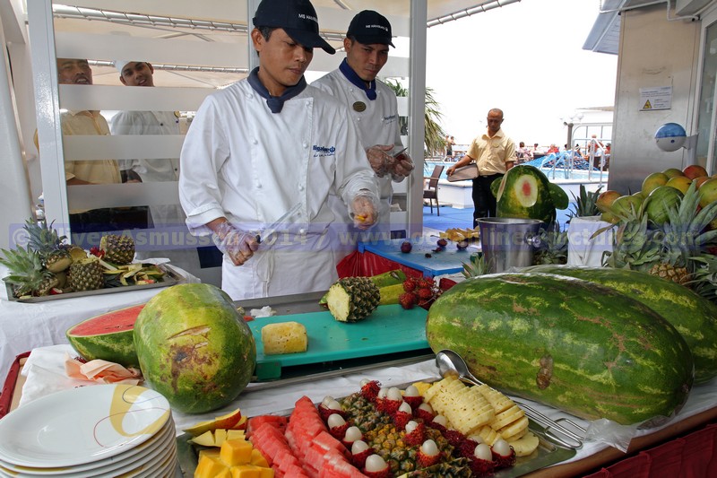 Vorbereitungen zum Obstbuffet MS HAMBURG