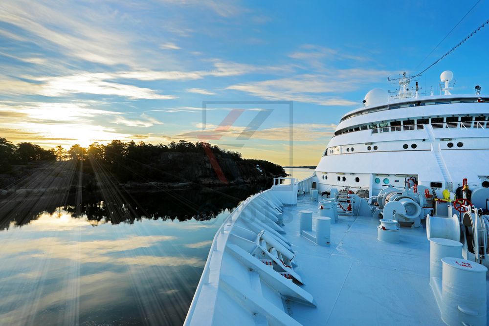 MS Hamburg morgens in den Schären vor Stockholm