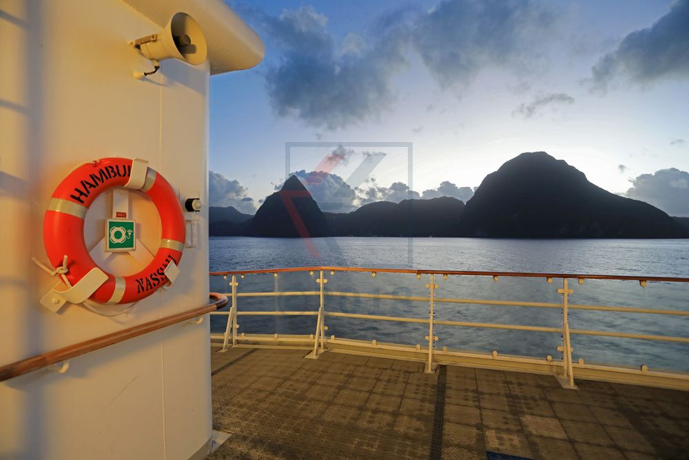 MS Hamburg Passage Pitons St. Lucia in Morgendämmerung