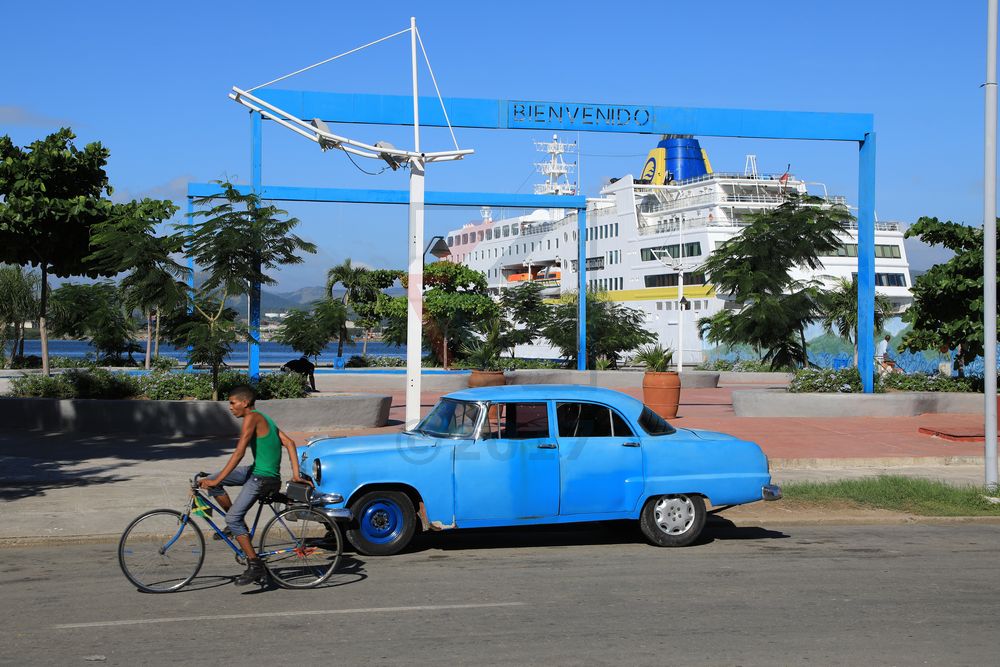 MS Hamburg und Oldtimer in Santiago de Cuba