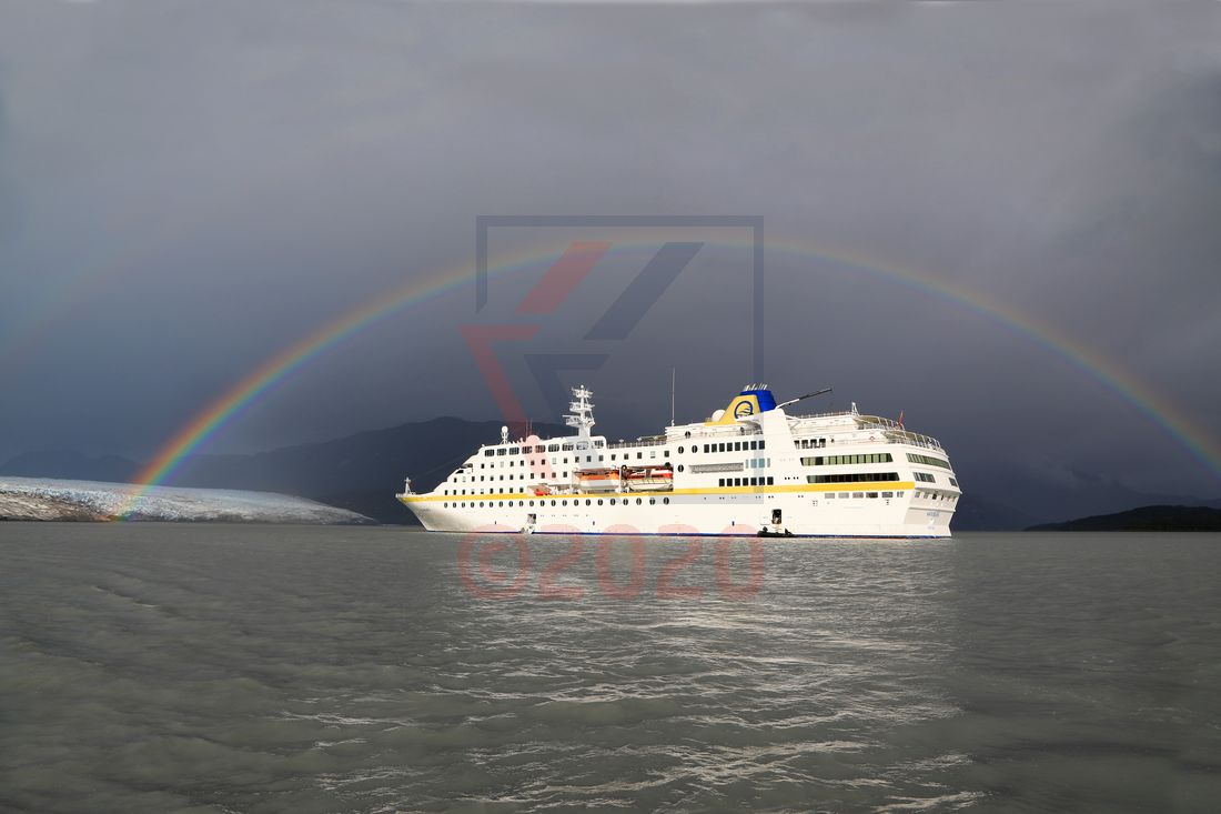 MS Hamburg unter dem Regenbogen Pio Gletscher