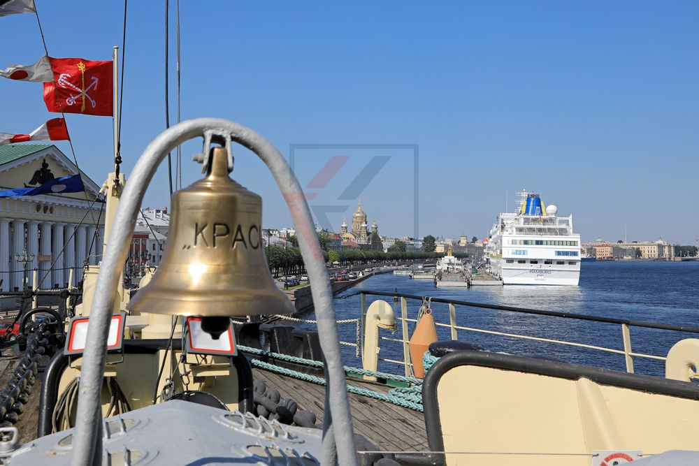 MS Hamburg vom Eisbrecher Krasin in St. Petersburg gesehen MS Hamburg vom Eisbrecher Krasin in St. Petersburg gesehen