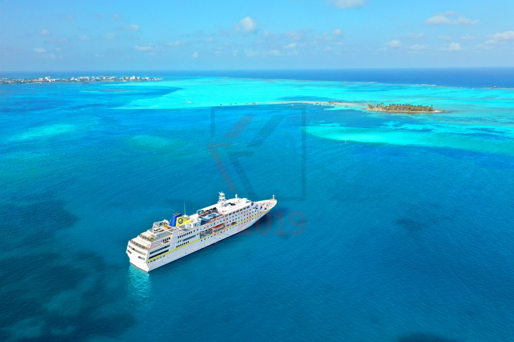 MS Hamburg vor Anker, San Andres, Kolumbien