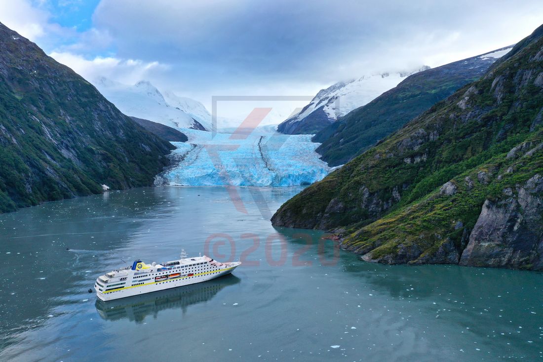 MS Hamburg vor dem Garibaldi Gletscher im Garibaldi Fjord, Chile