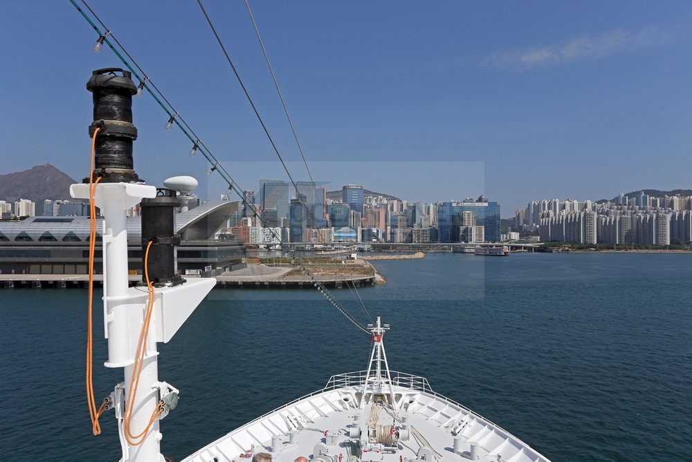 MS Hamburg vor dem Kai Tak Cruise Terminal 09.02.2016