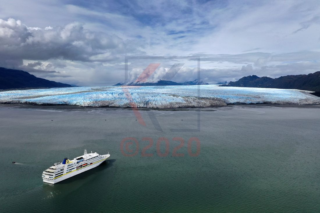 MS Hamburg vor dem Pio XI Glacier, Patagonien, Chile