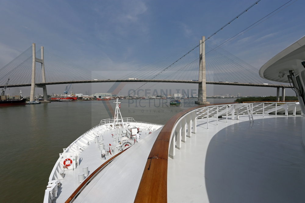 MS Hamburg vor der Phu My Bridge bei Saigon 02.02.2016