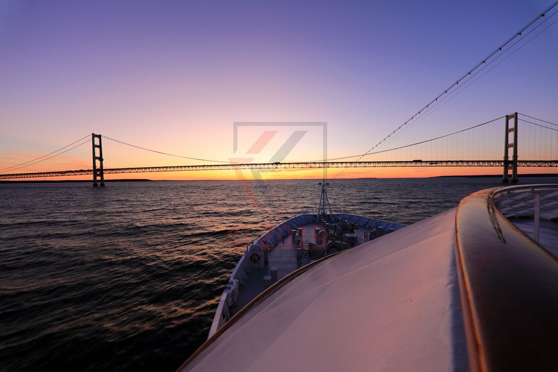 MS Hamburg vor Mackinac Island Bridge