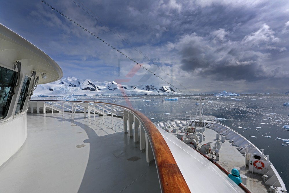 MS Hamburg vor Panorama in der Gerlache Strasse, Danco Coast, Antarktis