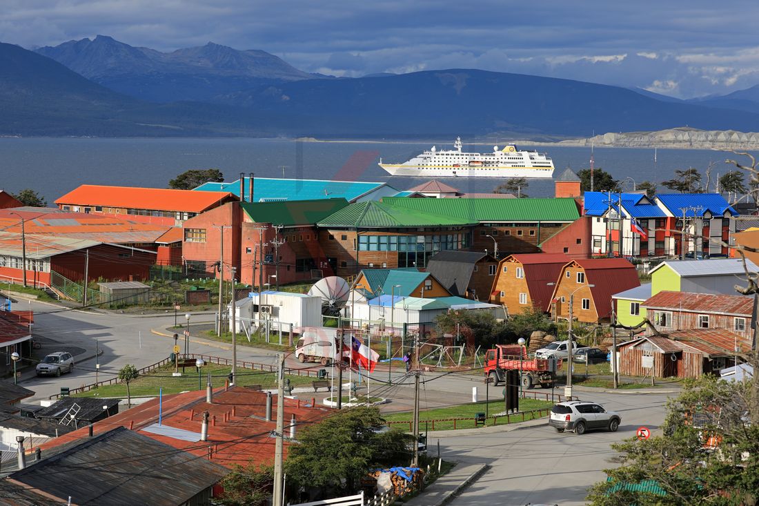 MS Hamburg vor Puerto Williams, Chile, südlichster Ort der Welt