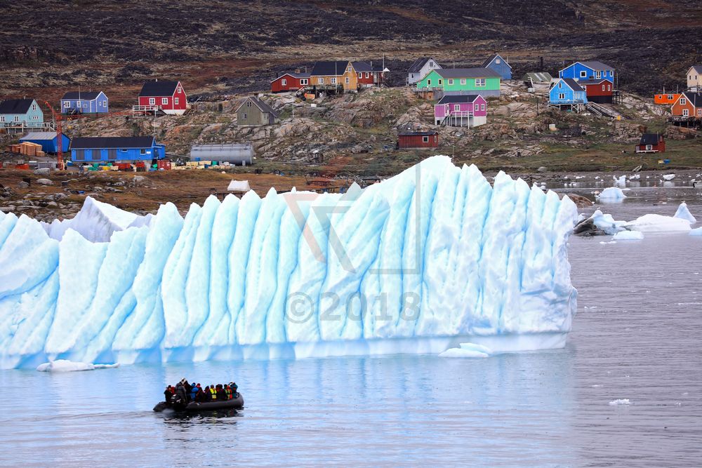 MS Hamburg Zodiac-Fahrten zu den Eisbergen bei Saqqaq in Grönland MS Hamburg Zodiac-Fahrten zu den Eisbergen bei Saqqaq in Grönland