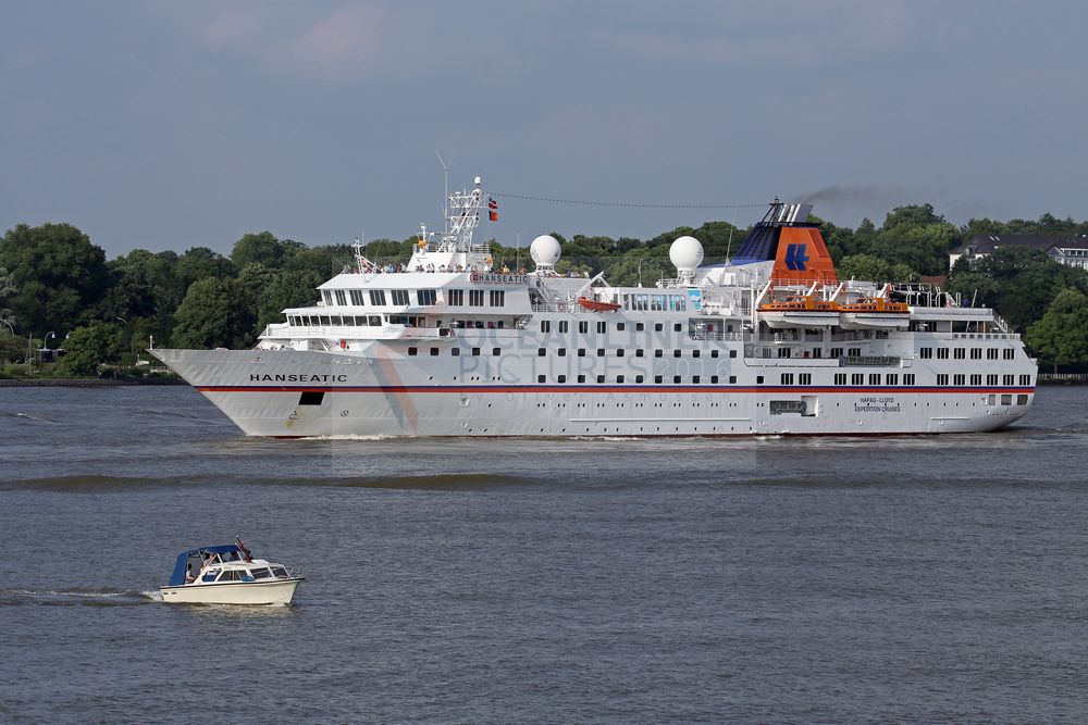 MS Hanseatic auf der Elbe bei Hamburg im Sommer 2016