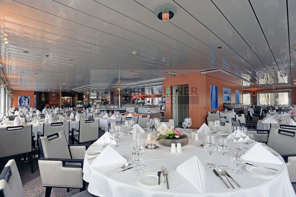 MS Hanseatic Marco Polo Restaurant eingedeckt