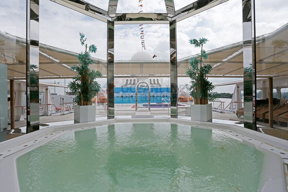 MS Hanseatic Whirlpool Innenansicht