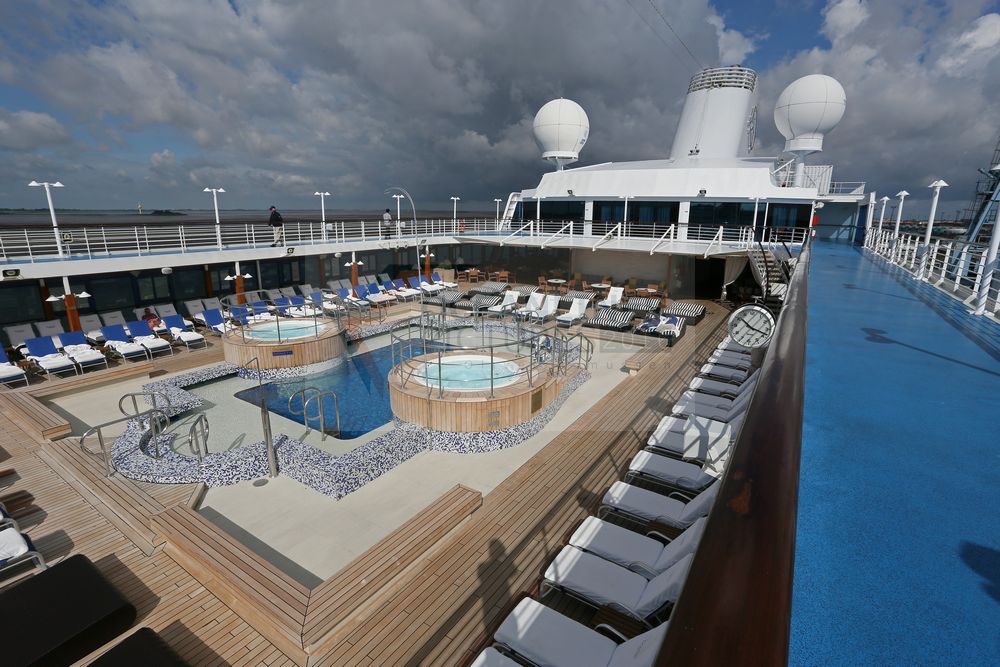 MS Insignia Sonnendeck, Pool und Whirlpool MS Insignia Sonnendeck, Pool und Whirlpool