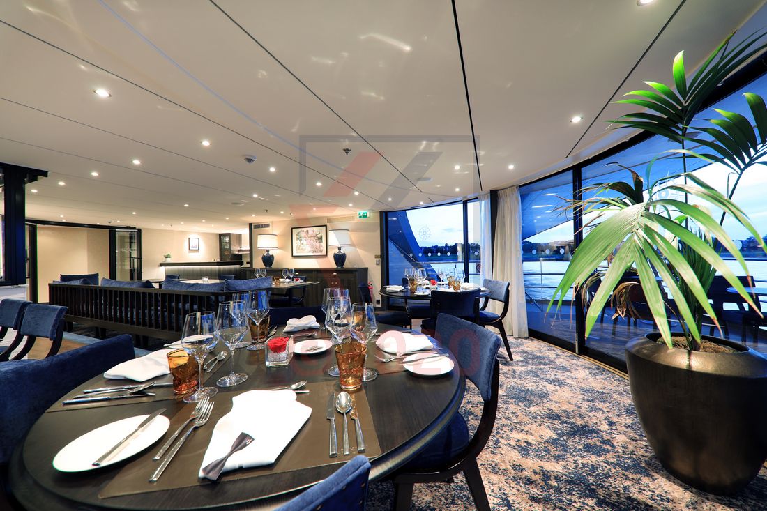 MS Inspire Bistro abends