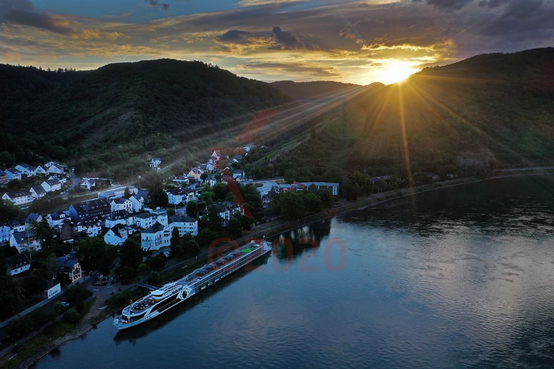 MS Inspire zum Sonnenuntergang in Boppard