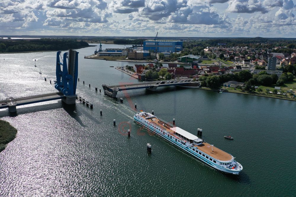 MS Junker Joerg passiert Peenebrücke Wolgast MS Junker Joerg passiert Peenebrücke Wolgast