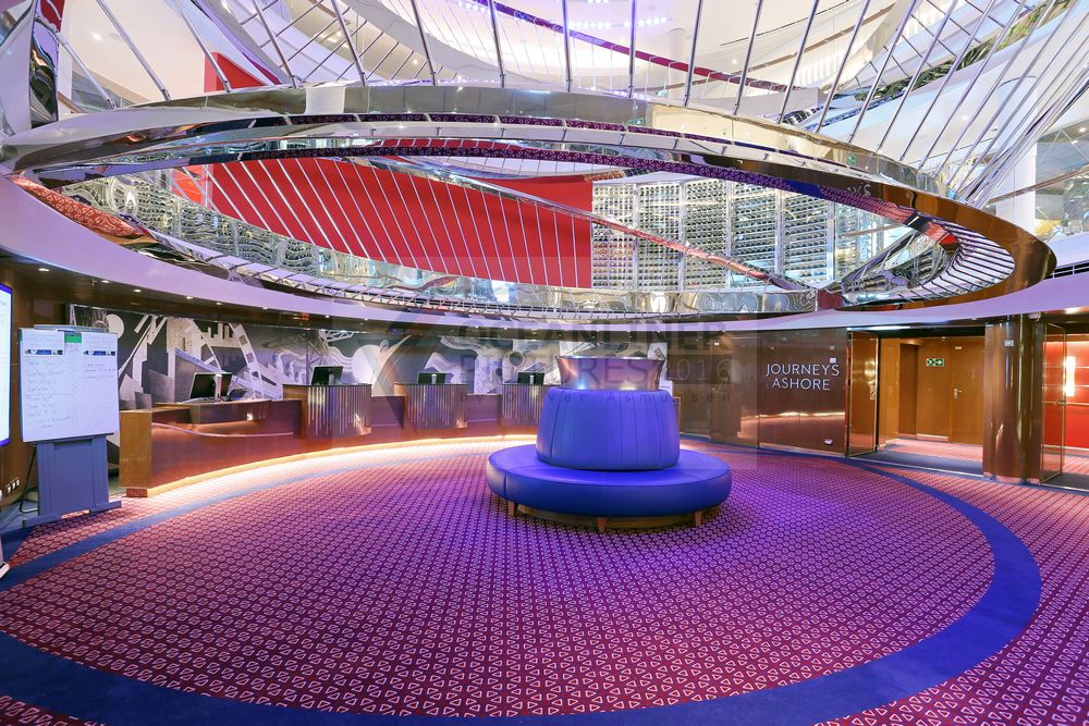 MS Koningsdam Counter für Beratung und Buchung Landausflüge MS Koningsdam Counter für Beratung und Buchung Landausflüge