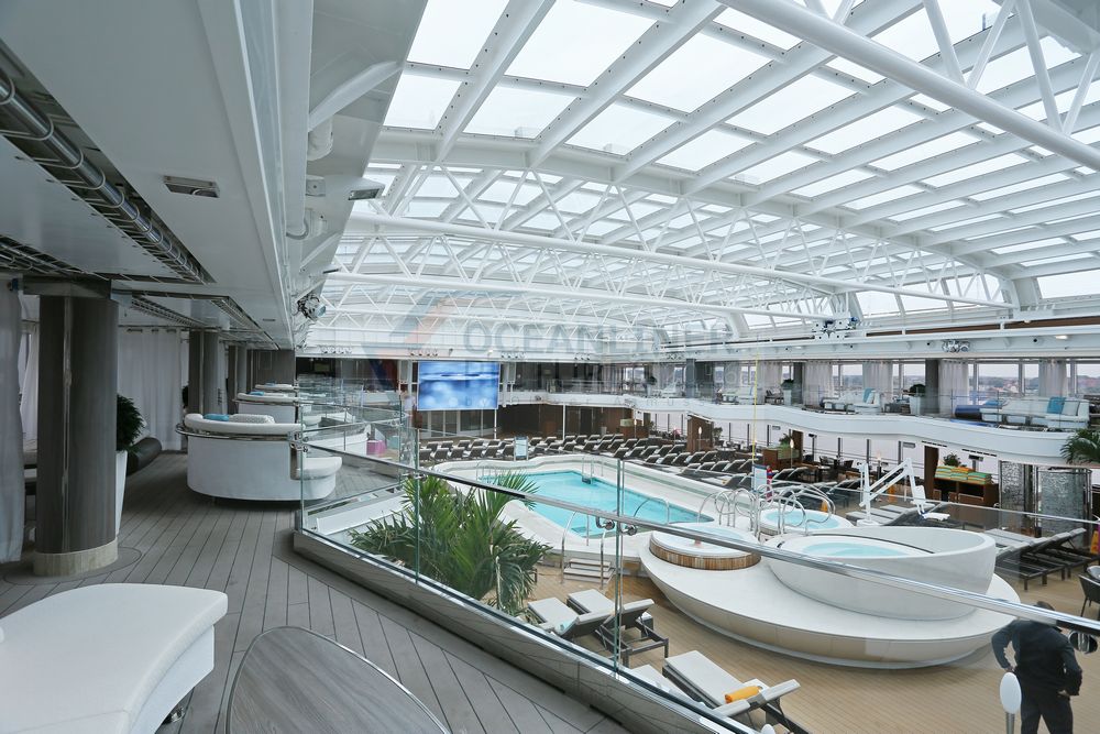 MS Koningsdam Lido Pool und Sonnenliegen mit Loungemöbeln MS Koningsdam Lido Pool und Sonnenliegen mit Loungemöbeln