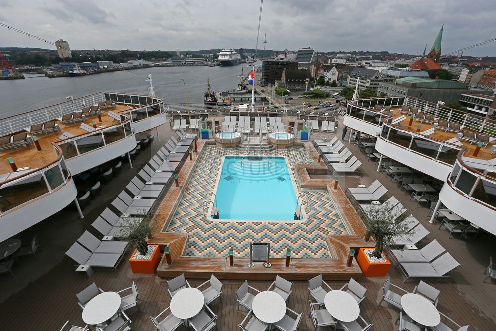 MS Koningsdam Sea View Pool, Lido Deck und Sonnenliegen MS Koningsdam Sea View Pool, Lido Deck und Sonnenliegen